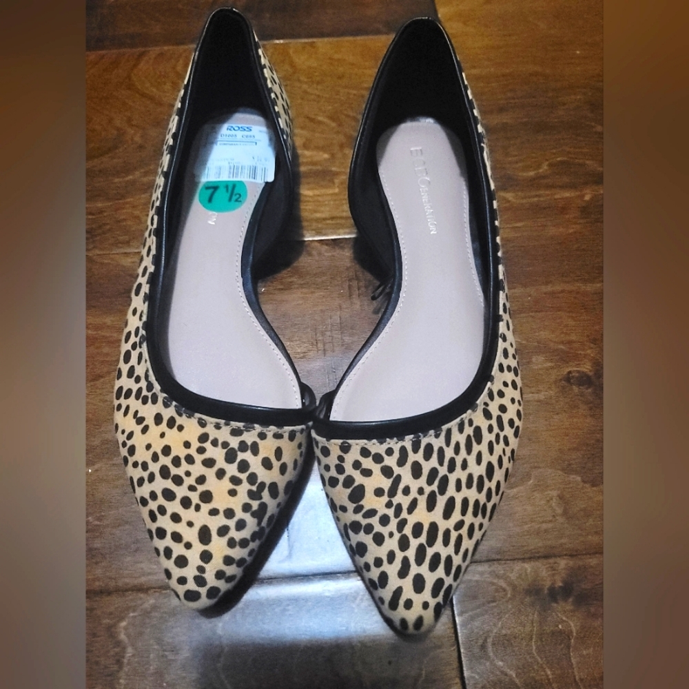 BCBG Leopard Flats - Picture 1 of 4